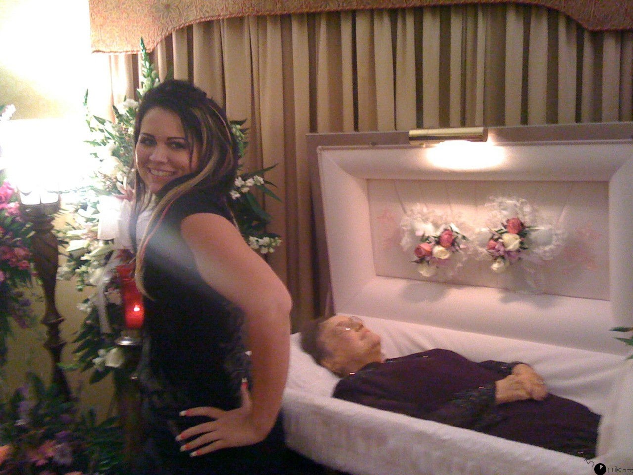 Девушка сходила на похороны бабушки