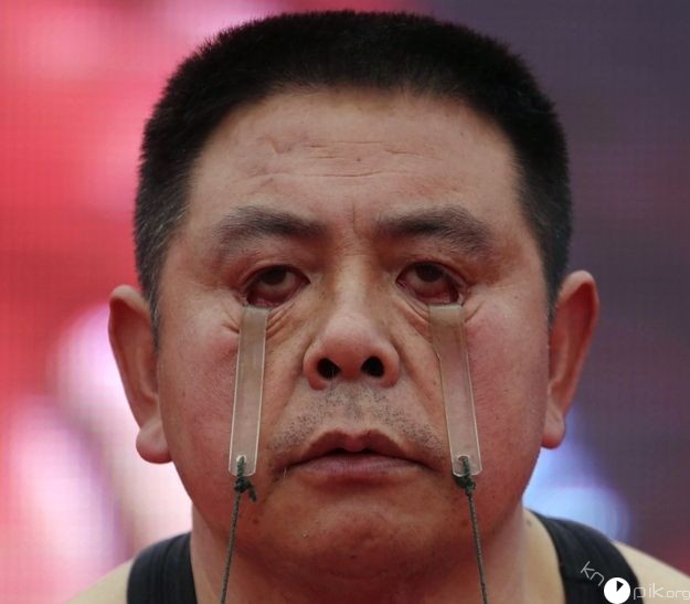Китайский глазастик-тяжелоатлет поднимает по 2 кг каждым глазом