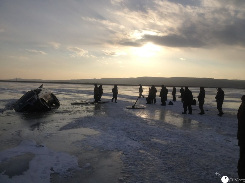 Рыбаки на Toyota Tundra провалились под лед под Владивостоком