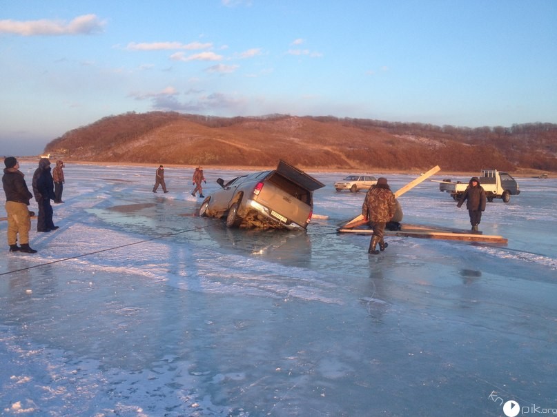 Рыбаки на Toyota Tundra провалились под лед под Владивостоком