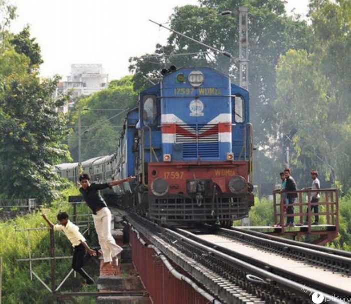 Индийские подростки развлекаются прыжками с моста перед поездом